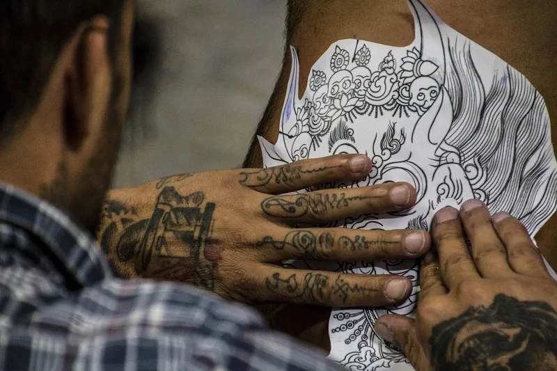 L’apprentissage chez un maître tatoueur : la voie royale ou un piège ?
